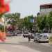 Accediamo al borgo percorrendo la centrale via del Faro, contraddistinta da alti pini e bouganville che cingono le recinzioni di tanti villini circondati da giardini e patii